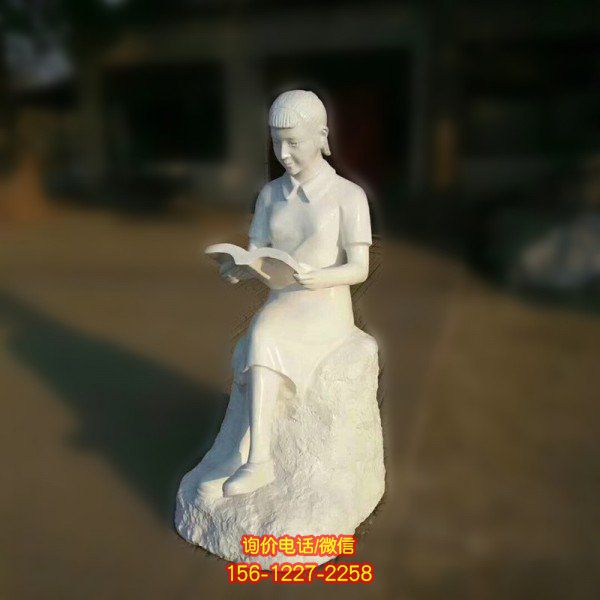 看書人物石雕，裝點公園校園