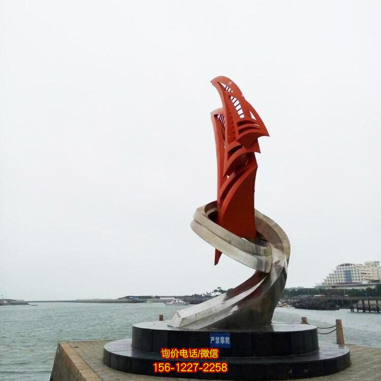 不銹鋼抽象帆船雕塑，為廣場景觀增添美感