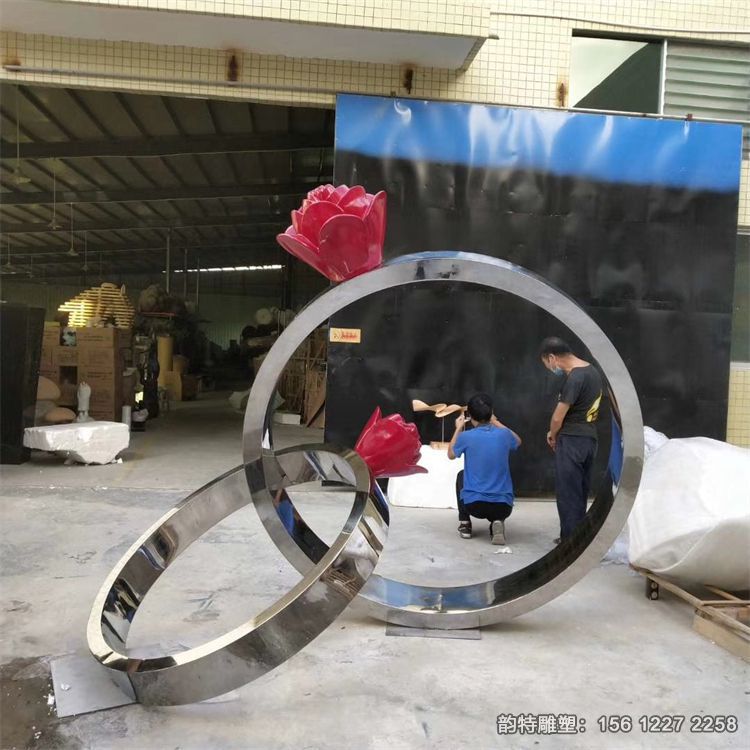 不銹鋼戒指雕塑 線條流暢，藝術感染力強