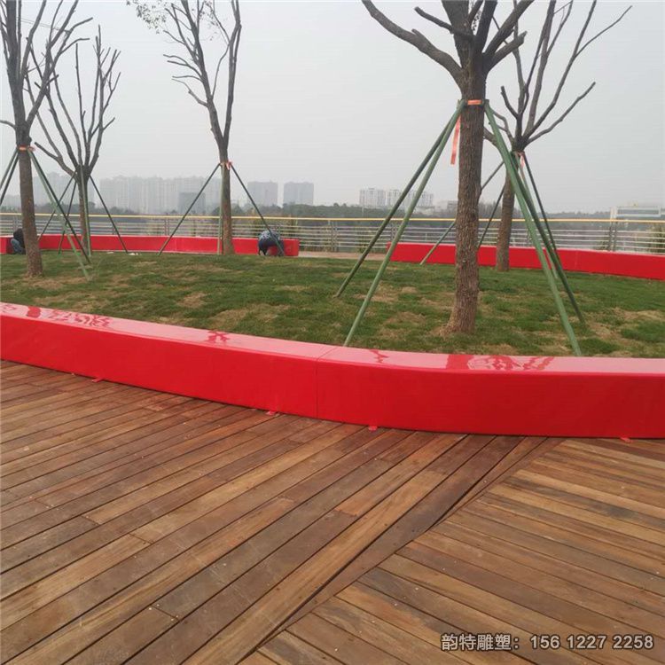 公園坐凳雕塑實拍圖 戶外玻璃鋼座椅定制