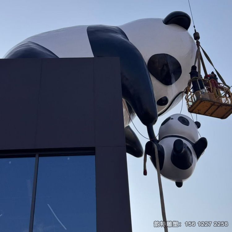 大型熊貓雕塑安裝實(shí)拍圖 現(xiàn)貨款式多樣也支持定制