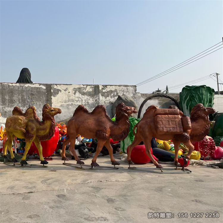 工廠玻璃鋼駱駝雕塑實(shí)拍圖 玻璃鋼雕塑制作廠家